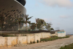 湛江现代建筑旁的户外景象