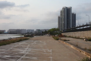 湛江城市江边的空旷步道