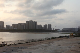 湛江河畔城市景观黄昏景象