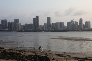 湛江江边城市景观 一人独赏