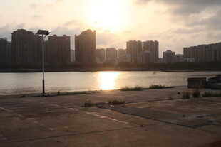 湛江夕阳下的城市河畔风光