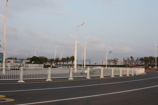 湛江空旷道路与林立路灯