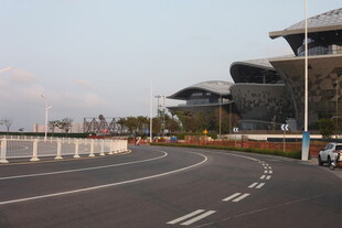 湛江现代公路旁的独特建筑