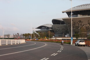 湛江城市道路旁的现代建筑