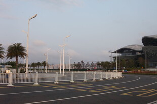 湛江城市道路旁的现代建筑景观