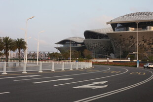 湛江现代风格建筑前的宽阔道路