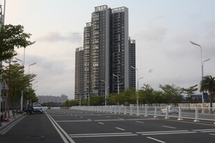 湛江城市道路旁的高层住宅楼