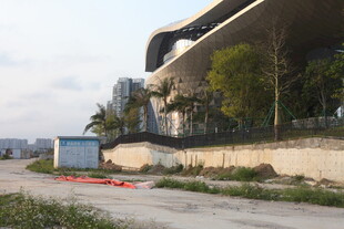 湛江现代建筑旁的空旷场地