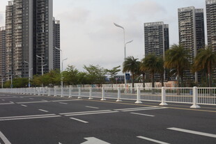 湛江城市空旷道路与高楼景观
