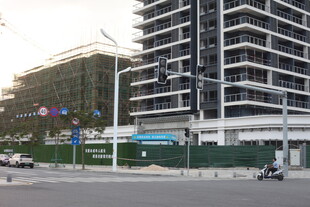 湛江城市在建高楼外观景象