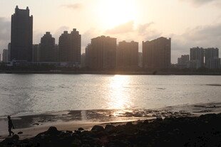 湛江夕阳下的城市江畔美景