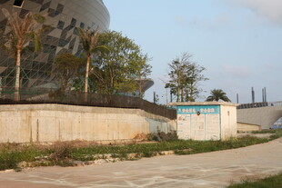湛江户外场景中的小型建筑设施