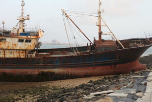 湛江搁浅旧渔船 尽显岁月痕迹