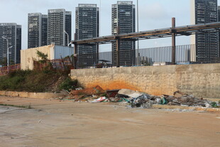 湛江工厂旁垃圾堆积场景