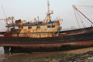 湛江搁浅的老旧渔船