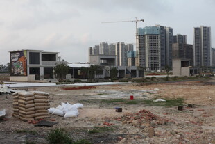 湛江城市建设中的空地场景