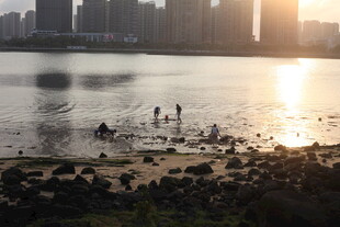 湛江夕阳下江畔的欢乐时光