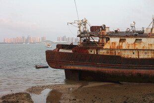 湛江岸边锈迹斑斑的废弃船只