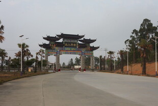 湛江中式牌坊立于宽阔道路