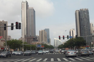 湛江城市繁华路口景象