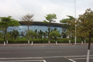 湛江现代建筑前的开阔停车场