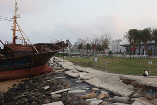 湛江岸边老旧船只与宁静风景