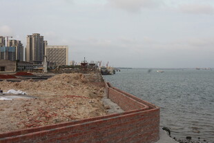 湛江城市海边未完工的岸堤景观