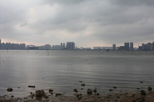 湛江城市湖畔阴天景象