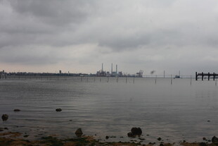 湛江阴天海岸与远处桥梁景观