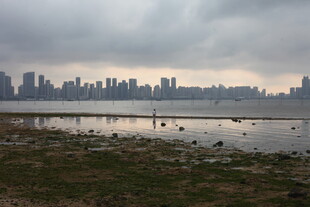 湛江城市天际线与水边景致