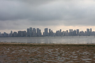 湛江城市天际线与阴沉天空景观