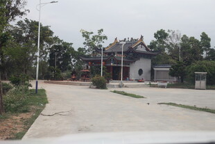 湛江乡村小道旁的中式传统建筑