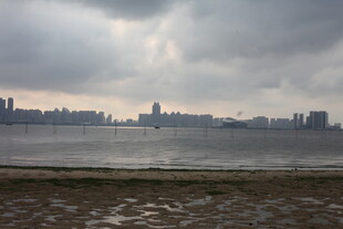 湛江城市海边阴天景象