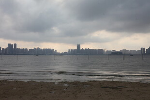 湛江阴天海边城市天际线景观