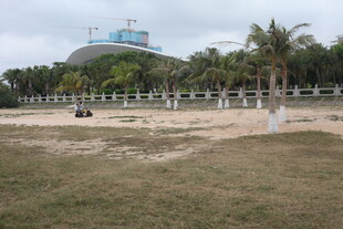 湛江海滩边的开阔场地与建筑