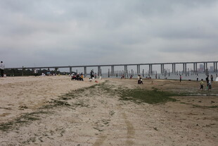 湛江海滨沙滩上的延伸长桥