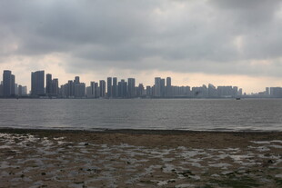 湛江城市天际线与水边景观