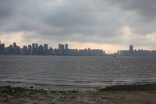 湛江城市水岸 阴云下的天际线