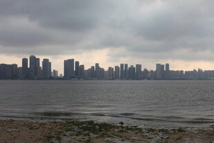 湛江城市天际线与水域景观