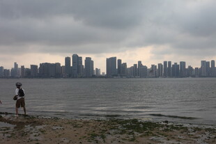 湛江江边城市景观与拍照者