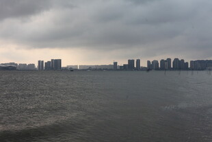 湛江阴天城市海岸线景观