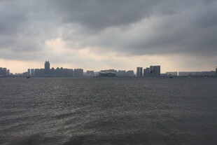 湛江乌云笼罩下的城市与水域