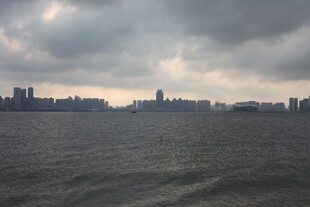 湛江城市江畔阴云下的壮阔景象