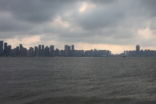 湛江城市天际线与水面景观