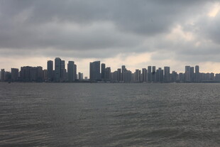 湛江城市天际线与辽阔水域景观