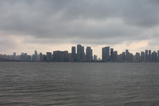 湛江城市天际线与水域景观