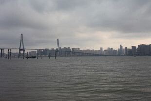 湛江江边城市景观与桥梁