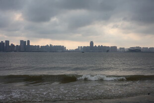 湛江海滨城市天际线与海浪