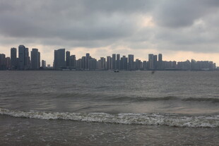 湛江海滨城市天际线与海浪