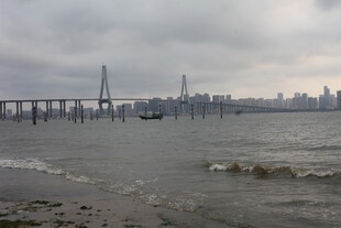 湛江海上大桥与城市天际线